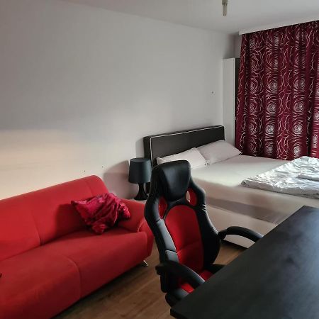 Sehr Schoene Drei Zimmer Deluex Wohnung In ジンデルフィンゲン エクステリア 写真